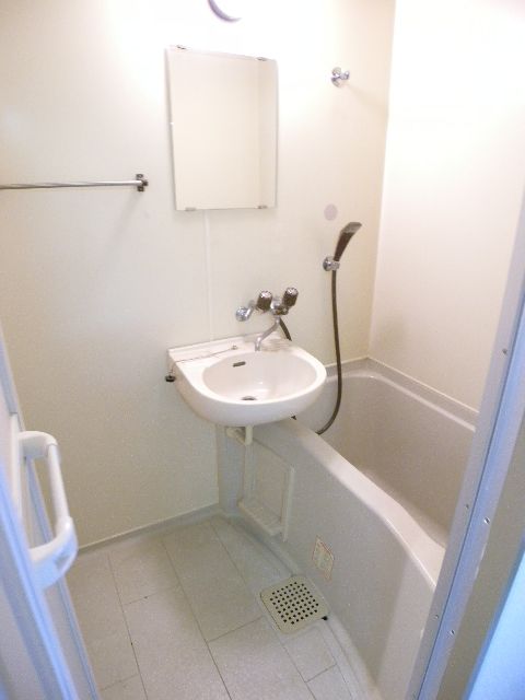 Bath. Also published in the website "Kyoto rental House Network"