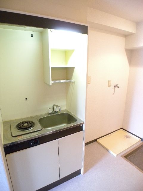 Kitchen. Also published in the website "Kyoto rental House Network"