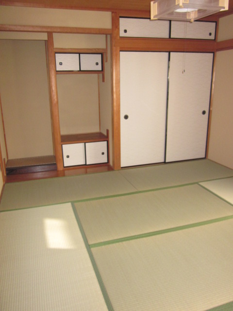 Other room space. Bright and spacious on the second floor Japanese-style room