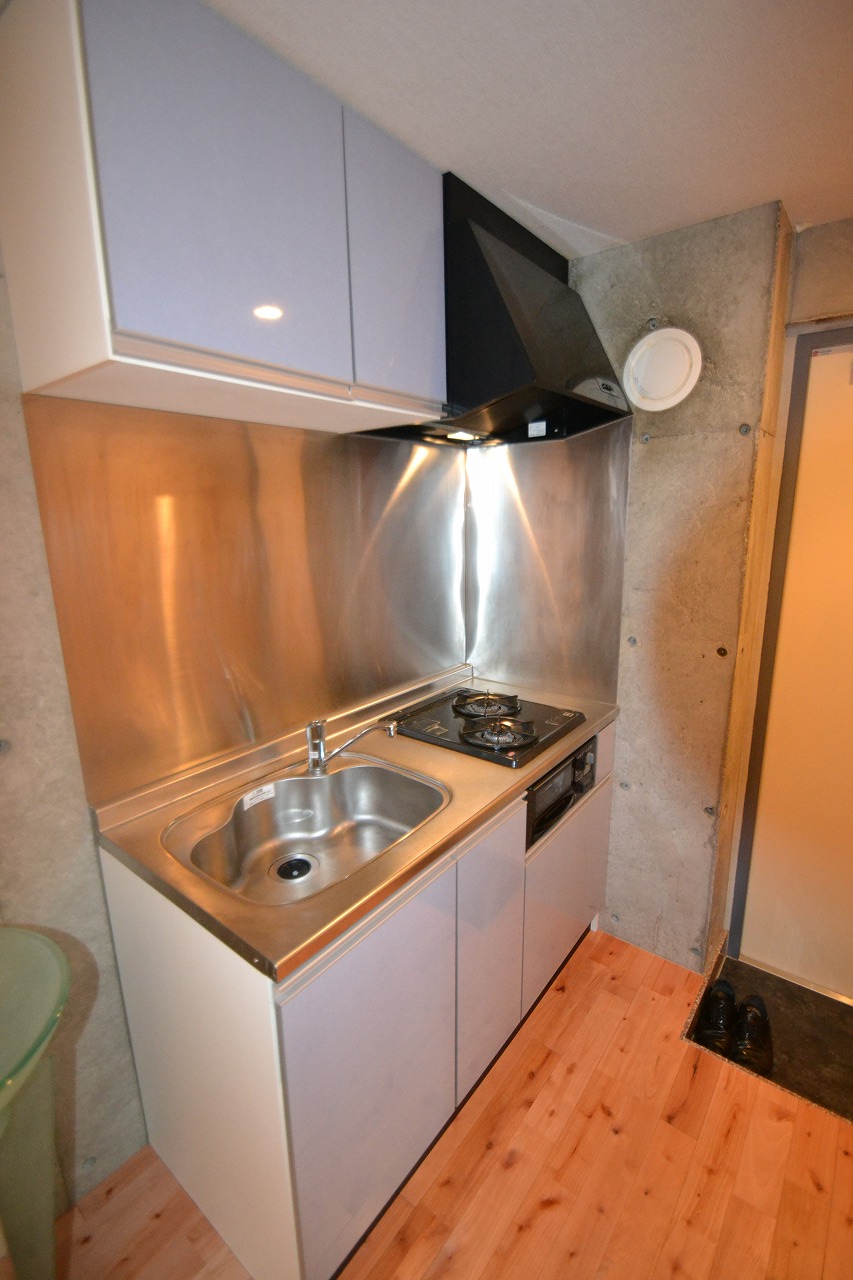 Kitchen. Also Hakadori dishes in a two-necked gas system Kitchen