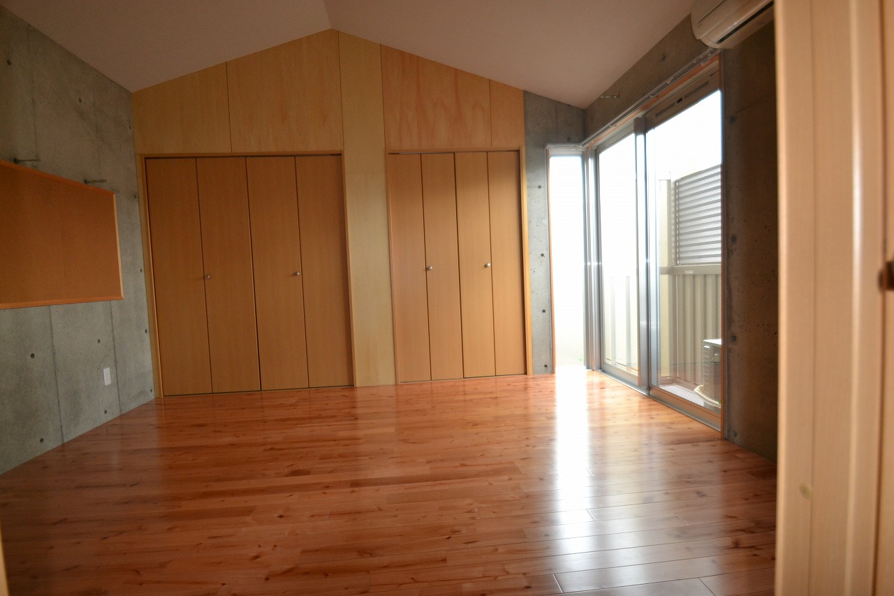 Living and room. Spacious 9 tatami rooms