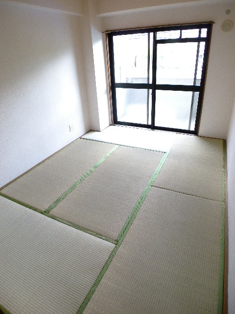 Living and room. Also published in the website "Kyoto rental House Network"