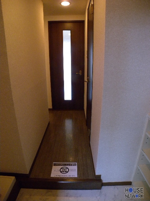 Entrance. Also published in the website "Kyoto rental House Network"