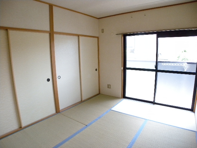 Living and room. Looking for room to house network Sakyo shop!