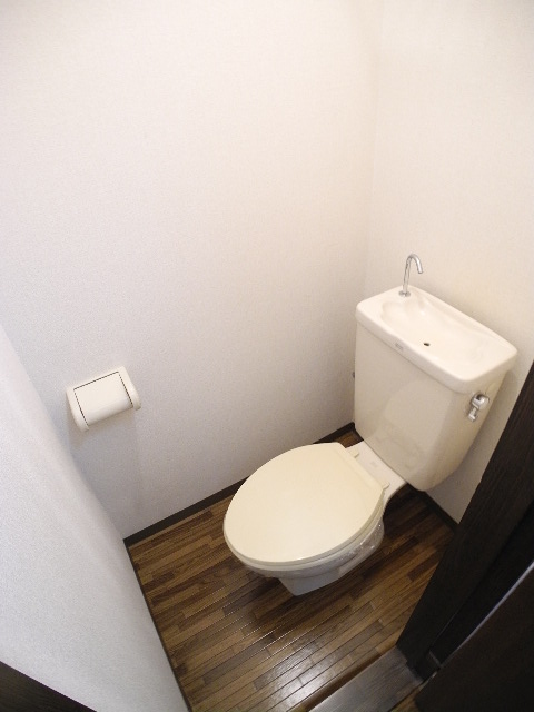 Toilet. Also published in the website "Kyoto rental House Network"