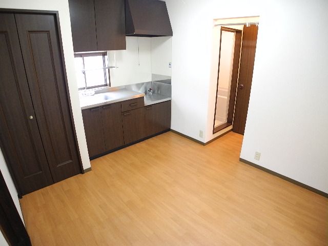 Living and room. Looking for room to house network Sakyo shop!