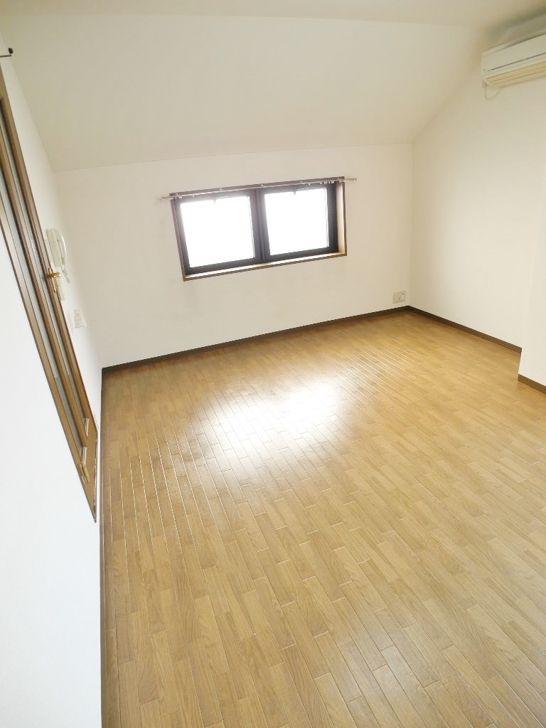 Living and room. For further information, please contact toll-free 0120-21-3325 ☆