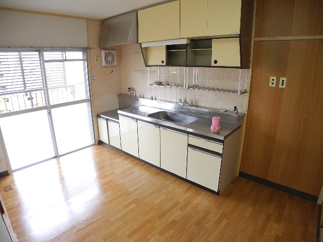 Kitchen. Also published in the website "Kyoto rental House Network"