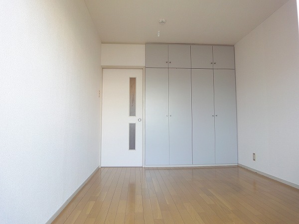 Living and room. It comes with a partition door