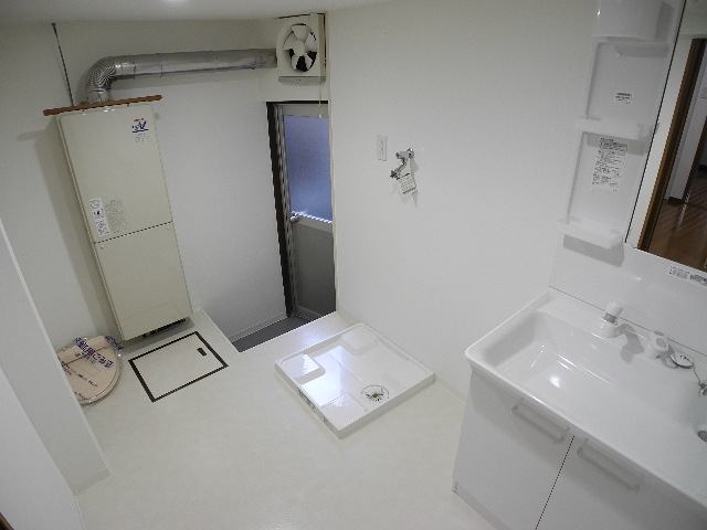 Washroom. Also published in the website "Kyoto rental House Network"