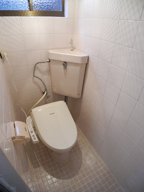 Toilet. Also published in the website "Kyoto rental House Network"