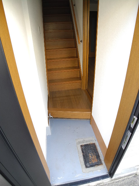 Entrance. Also published in the website "Kyoto rental House Network"