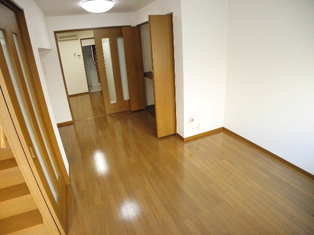 Living and room. Also published in the website "Kyoto rental House Network"