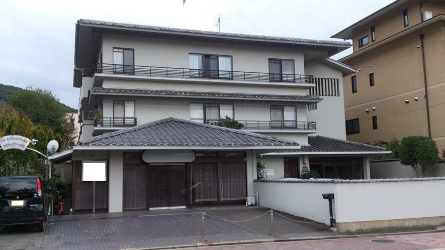 Local appearance photo. Local (11 May 2013) Shooting It is the appearance of the Japanese-style. There three parking spaces.