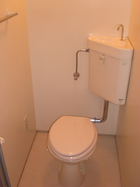 Toilet. Also published in the website "Kyoto rental House Network"