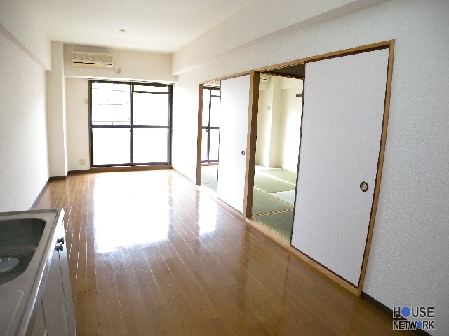 Living and room. Also published in the website "Kyoto rental House Network"