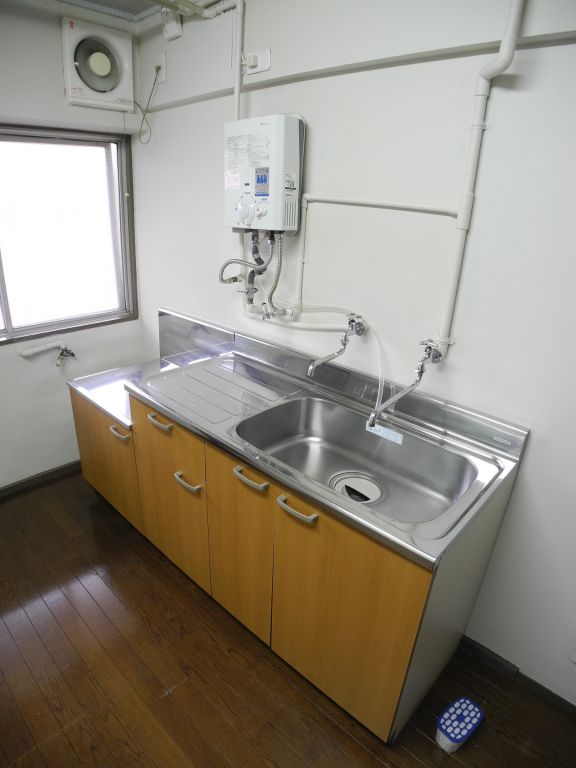 Kitchen. Also published in the website "Kyoto rental House Network"