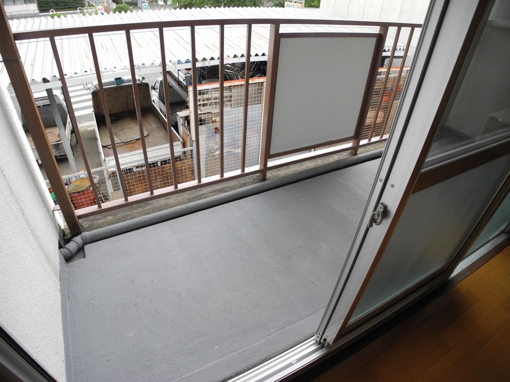 Balcony. Looking for room to house network Sakyo shop!