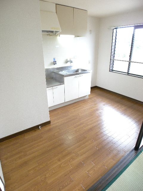 Kitchen. Also published in the website "Kyoto rental House Network"