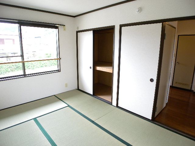 Living and room. Also published in the website "Kyoto rental House Network"