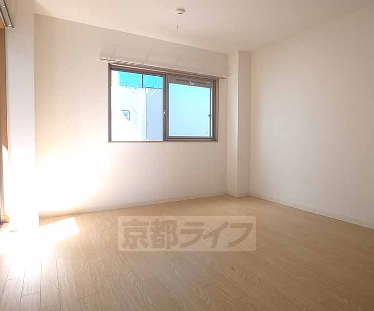Living and room. Easy-to-use floor plan.