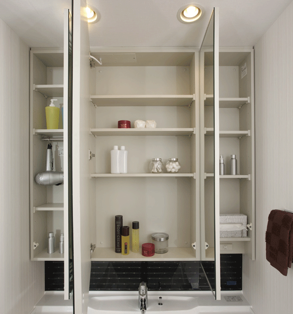 Bathing-wash room.  [Vanity storage] To three-sided mirror back accommodated, It can be stored Hook the dryer such "dryer hook", Easy access "tissue holder", Electric toothbrush in storage also can be charged established the "outlet". Also vanity at the bottom, Maeru health meter space when not needed is provided ( ※ )