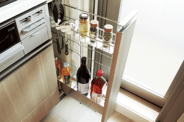 Kitchen.  [Ladle ・ Bottle rack] In response to the voice of the company conventional in the "I want housed in a place that can be used immediately even utensils and bottles necessary to cooking" to the stove next to the space was a spice storage, Ladle ・ Bottle rack has been installed (same specifications)