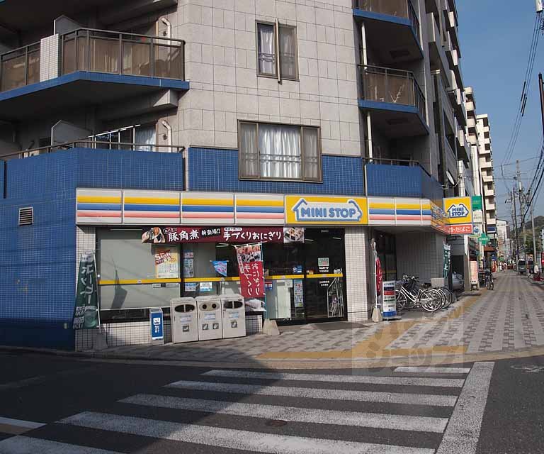 Convenience store. MINISTOP up (convenience store) 203m
