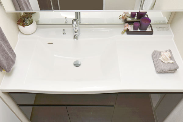Bathing-wash room.  [Vanity bowl biased] Vanity of the integral there is no seam of the counter and bowl, Beautifully Easy to clean. Wide one-sided counter, You can use the sorting, etc. of laundry (same specifications)