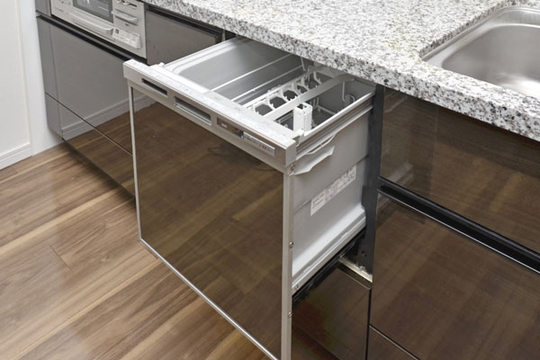 Kitchen.  [Dishwasher] It can reduce the burden of housework, Equipped with a built-in type of dishwasher. And a lot of dishes to wash at a time, You can also expect a significant water-saving (same specifications)