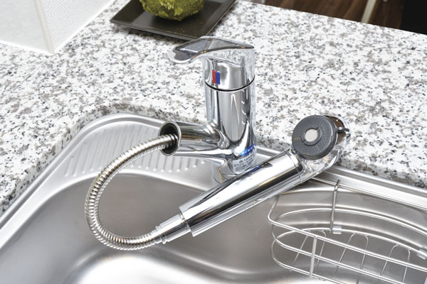 Kitchen.  [Water purifier integrated shower faucet] Water purifier integrated shower faucet is, Head is pulled out sink cleaning ・ Ease dishwashing is. Water regulation in three stages lever is also easy (same specifications)
