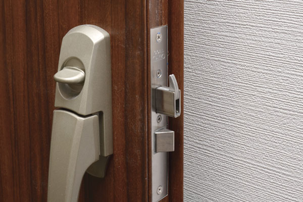 Security.  [Sickle shape deadbolt] Since the dead bolt is in sickle unlikely to deviate from the receiving sickle, Against aggressive forced open by the tool, It will be exhibited high security performance (same specifications)