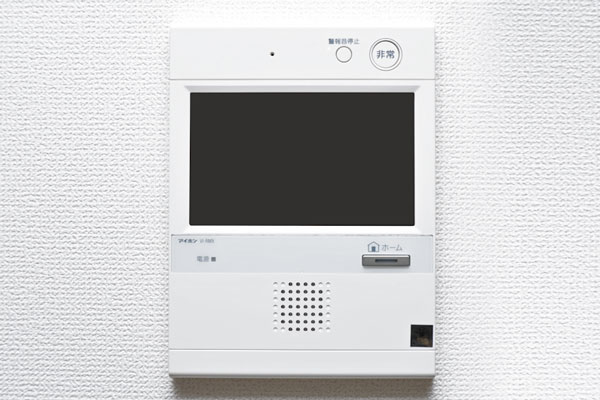 Security.  [Hands-free intercom with color monitor] Hands-free intercom that you can talk to without a handset. The video in the entrance ・ voice, In the previous dwelling unit entrance you can double check of voice (same specifications)