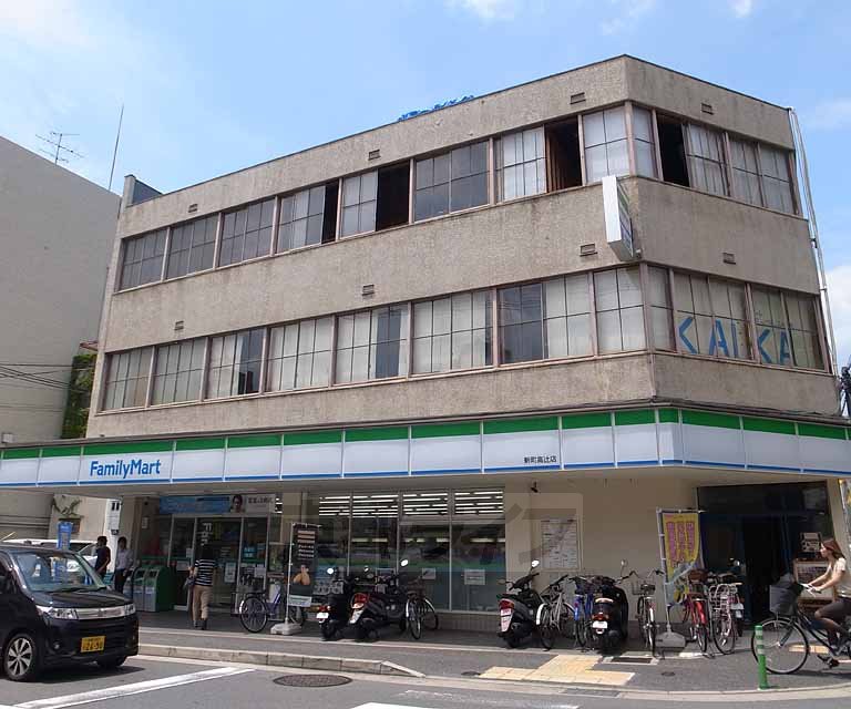 Convenience store. FamilyMart Shinmachi Takatsuji store up (convenience store) 52m