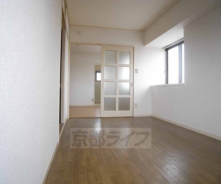 Living and room. 501, Room photo diversion