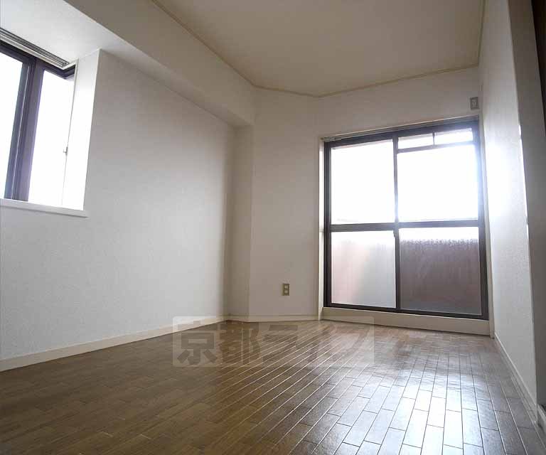 Living and room. 501, Room photo diversion