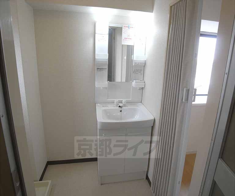 Washroom. 501, Room photo diversion