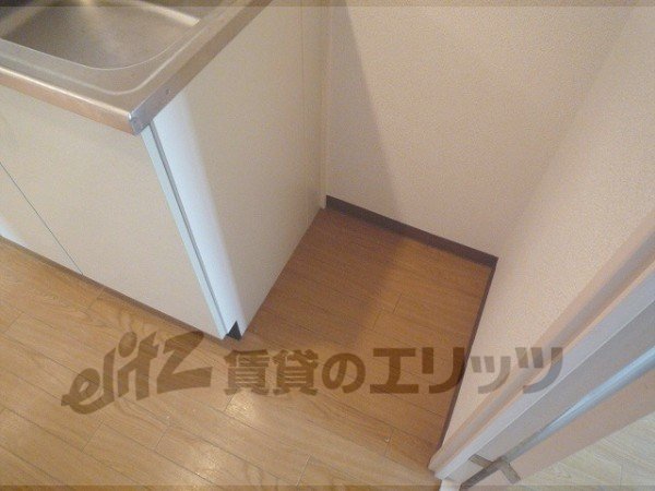 Other room space. Refrigerator yard
