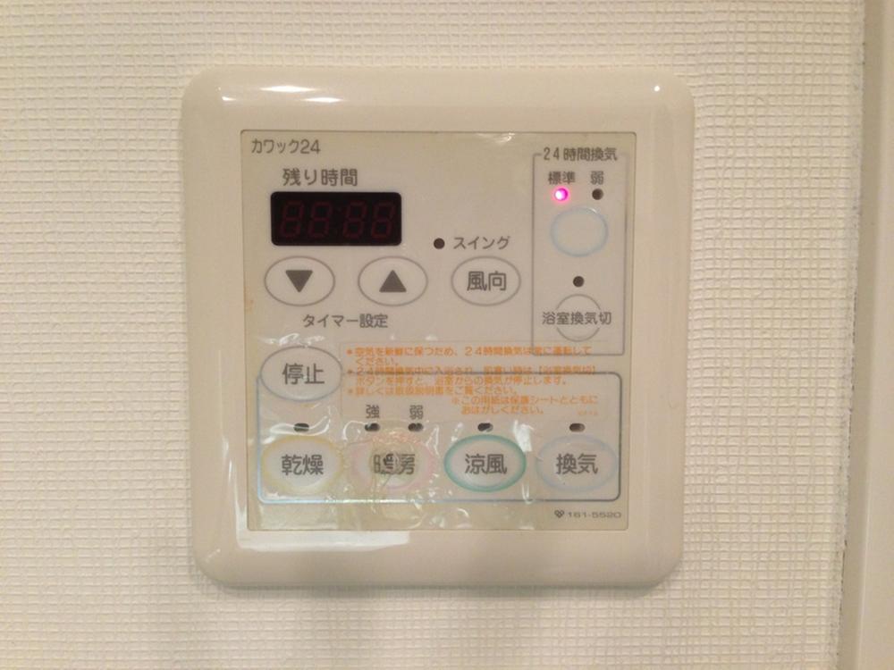 Bathroom. Bathroom heating dryer (Kawakku), Automatic hot water clad Reheating function with full Otobasu / December 2013 shooting