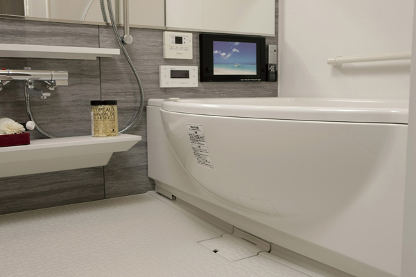 Bathing-wash room.  [Low-floor bathtub] Safety considerations to suppress lower the height straddle. Perched on the tub top surface, Put in a comfortable position while using the handrail (same specifications)