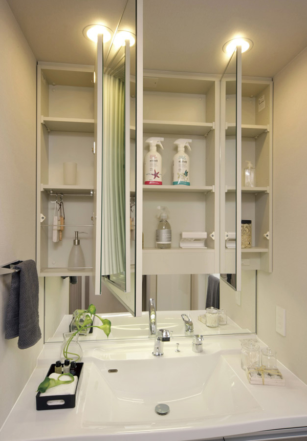 Bathing-wash room.  [Kagamiura storage] Mirror on the back, such as cosmetics and hair-dryer, Space that can store plenty of accessories is provided (same specifications)