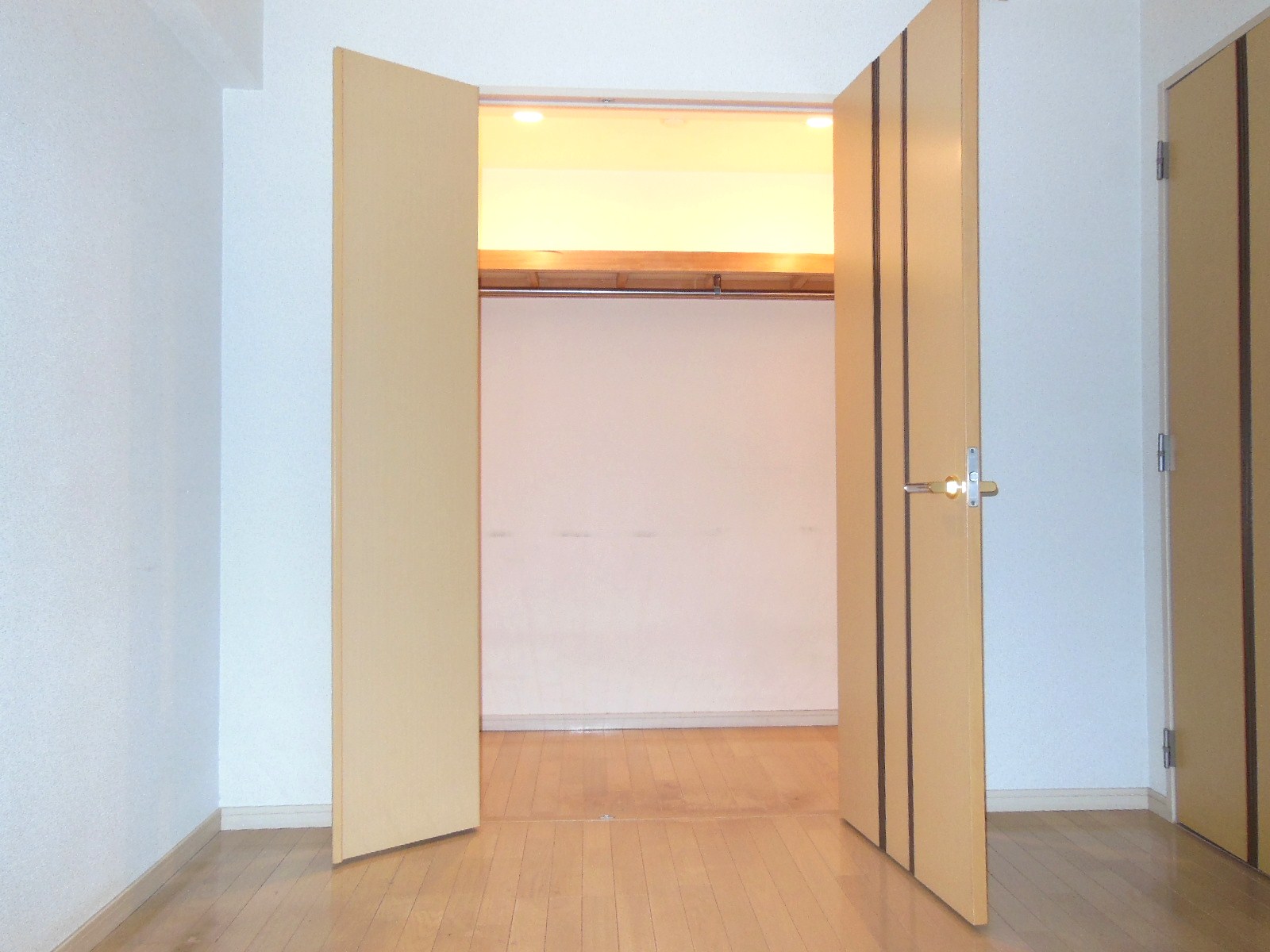 Receipt. Walk-in closet