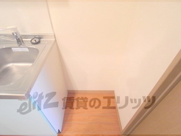 Other room space. Refrigerator yard