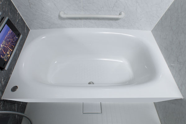 Bathing-wash room.  [Wide and low-floor bathtub] Set lower the height straddle, Low-floor bath with consideration to safety when in and out of the bathtub. Wide bathtub that can bathe and relax has been adopted (same specifications)