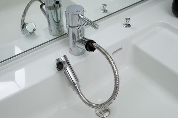 Bathing-wash room.  [Stretchable single lever mixing faucet] Drawer stretch single lever mixing faucet that can be used in a bowl of clean and shampoo have been installed (same specifications)