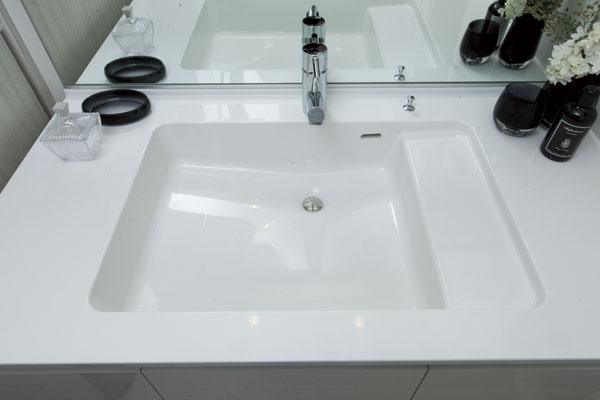 Bathing-wash room.  [Basin counter] Using an organic glass-based new material that repels water and dirt, Adopt a clear proof counter. It is quickly wipe easy to bowl-integrated without extra unevenness (same specifications)