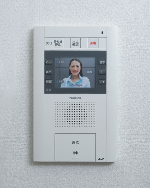 Security.  [recording ・ Hands-free intercom with video recording function with color monitor] The entrance of visitors, After confirming the voice and face in a hands-free intercom with color monitor in the dwelling unit, You can unlock the auto-lock. Also, Dwelling unit entrance before the visitor is also safe with a double of security which can be verified by color monitor. further, recording ・ Because with recording function you can also check visitors at the time of absence (same specifications)