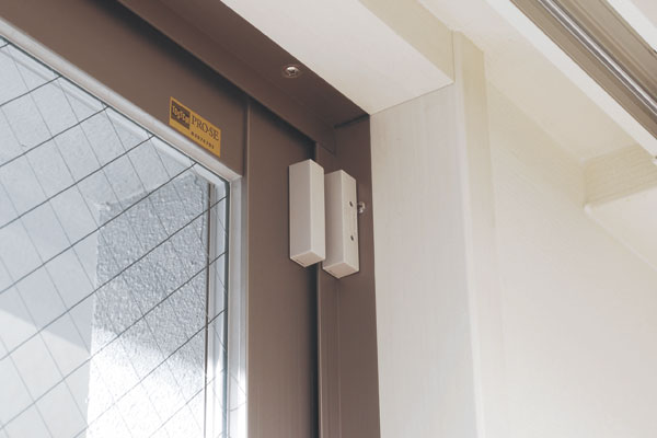Security.  [Security magnet sensor] Set up a crime prevention magnet sensor to the entrance door and windows of all dwelling units. Check the intrusion in the absence (same specifications) ※ Surface lattice with window ・ Except FIX window, etc.