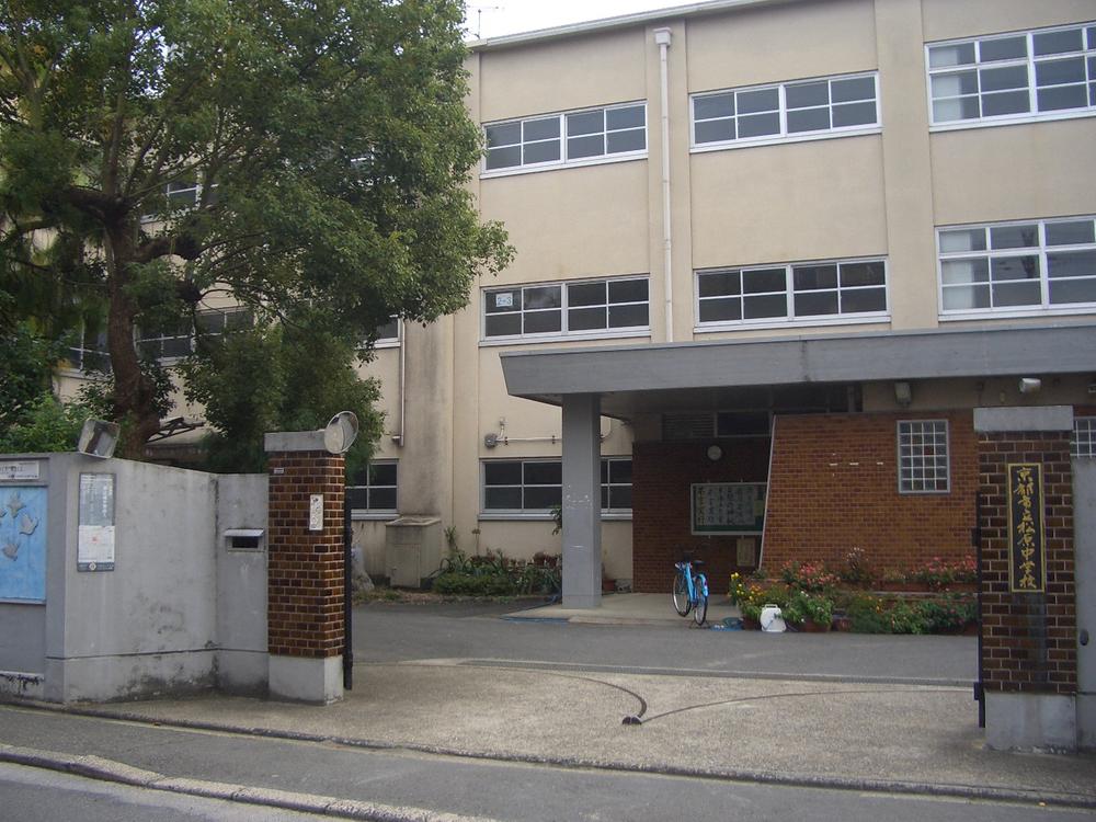 Junior high school. 711m to Kyoto Municipal Matsubara junior high school