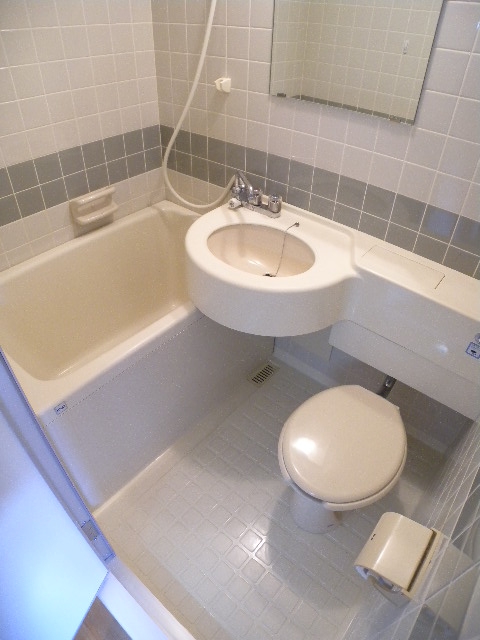 Bath. Wide unit bus